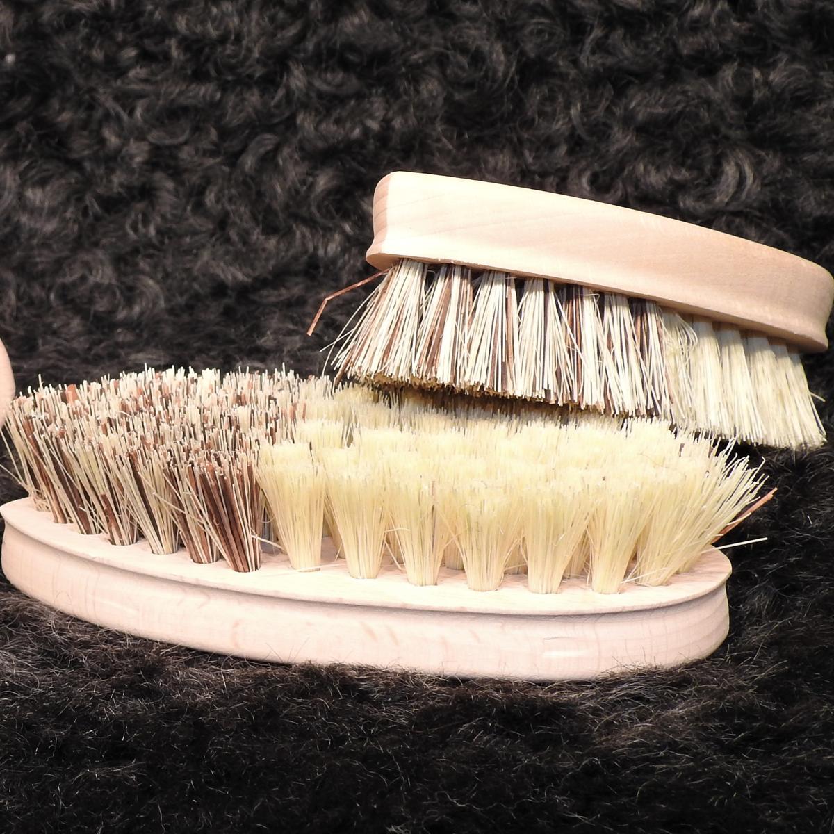 Gemüsebürste mit zwei Borstenarten