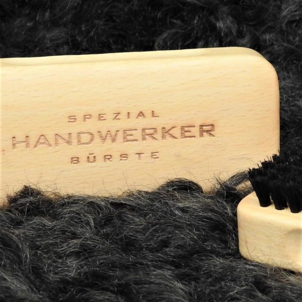 Handwerkerbürste mit kurzen festen dunklen Borsten