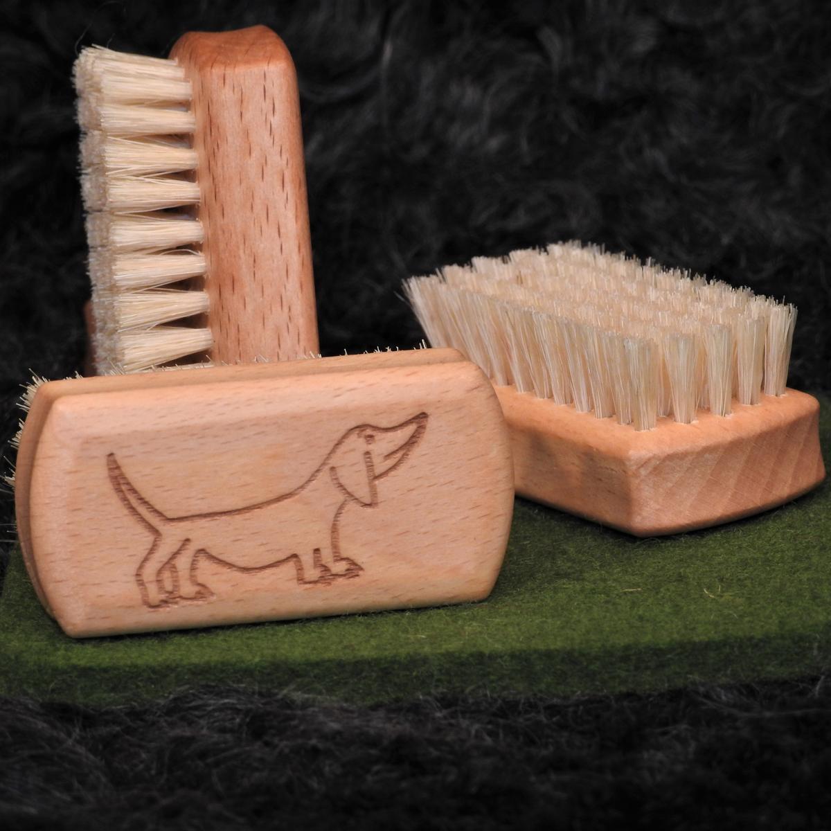 Kinder-Nagelbürste Buchenholz mit Borste Motiv Hund/Dackel