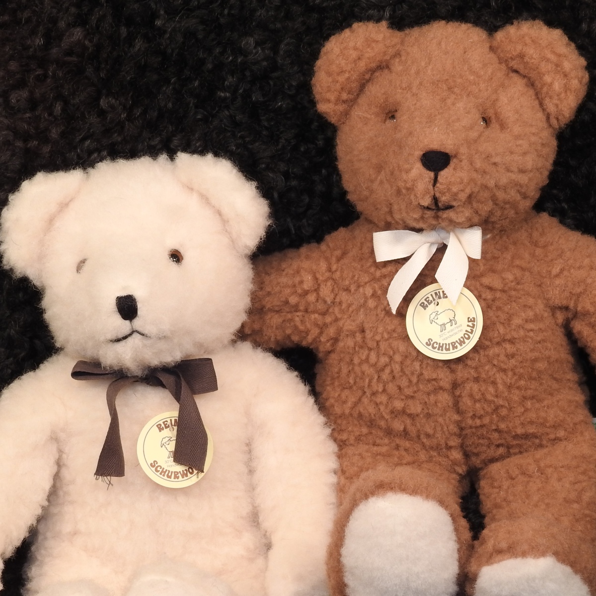 Schafwoll-Kuscheltier Schlenkerbär weiß und braun Schafwoll-Kuscheltier Schlenkerbär weiß und braun