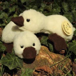 Schafwoll-Kuscheltier Ente Gans mit Rassel oder Quietsch