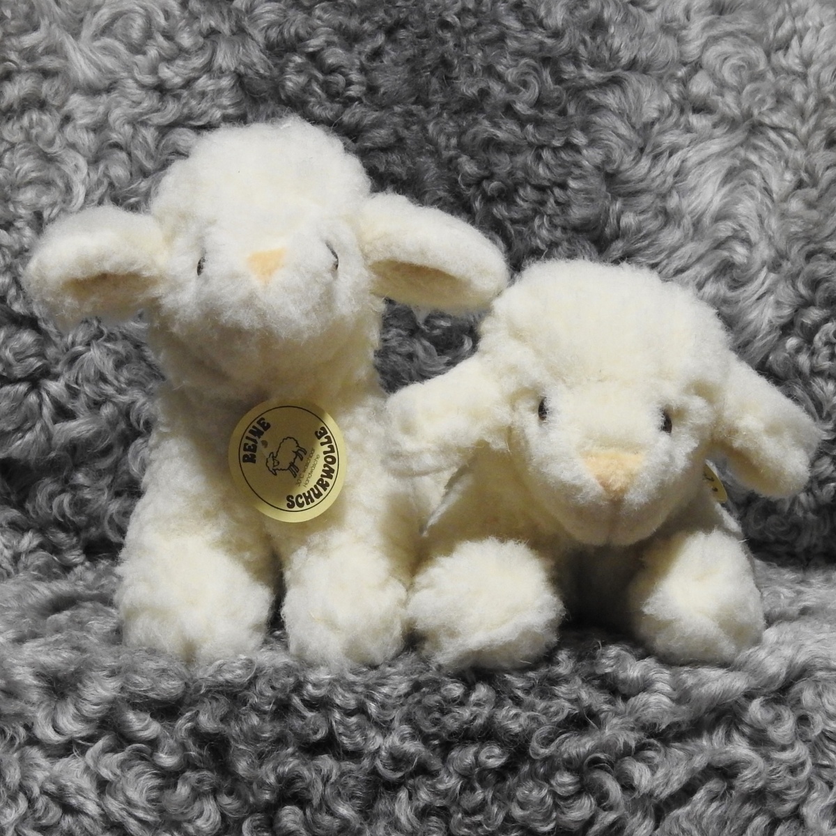 Schafwoll-Kuscheltier Lamm weiß stehend und liegend