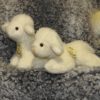Schafwoll-Kuscheltier Lamm weiß stehend und liegend