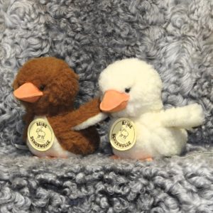 Schafwoll-Kuscheltier Vogel Spatz Ente braun und weiß