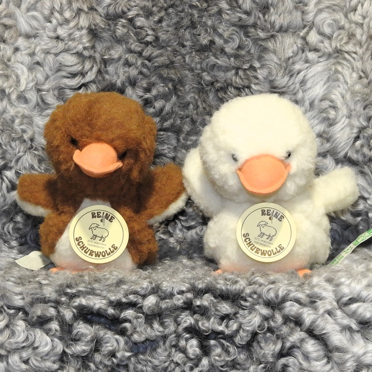 Schafwoll-Kuscheltier Vogel Spatz Ente braun und weiß Schafwoll-Kuscheltier Vogel Spatz Ente braun und weiß
