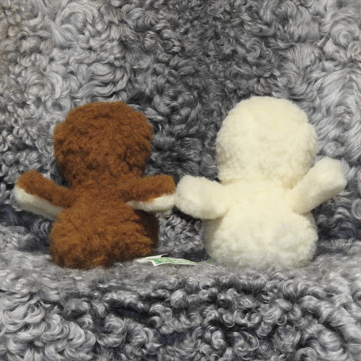 Schafwoll-Kuscheltier Vogel Spatz Ente braun und weiß Schafwoll-Kuscheltier Vogel Spatz Ente braun und weiß