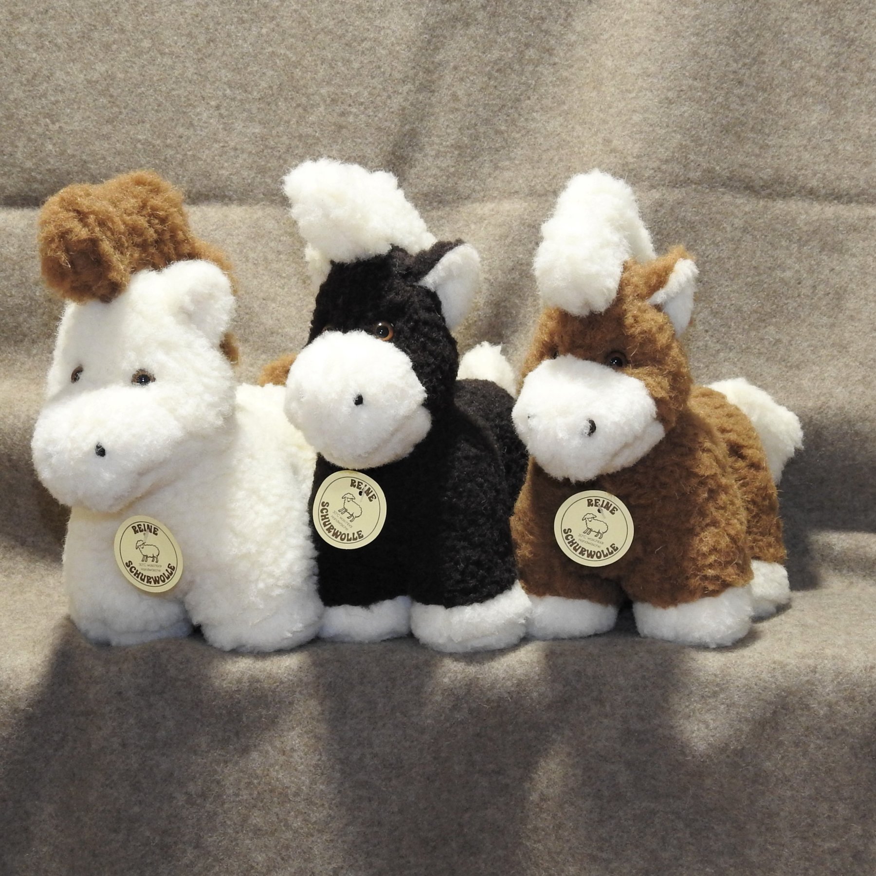 Schafwoll-Kuscheltier Punker Pony dreier Schafwoll-Kuscheltier Punker Pony dreier