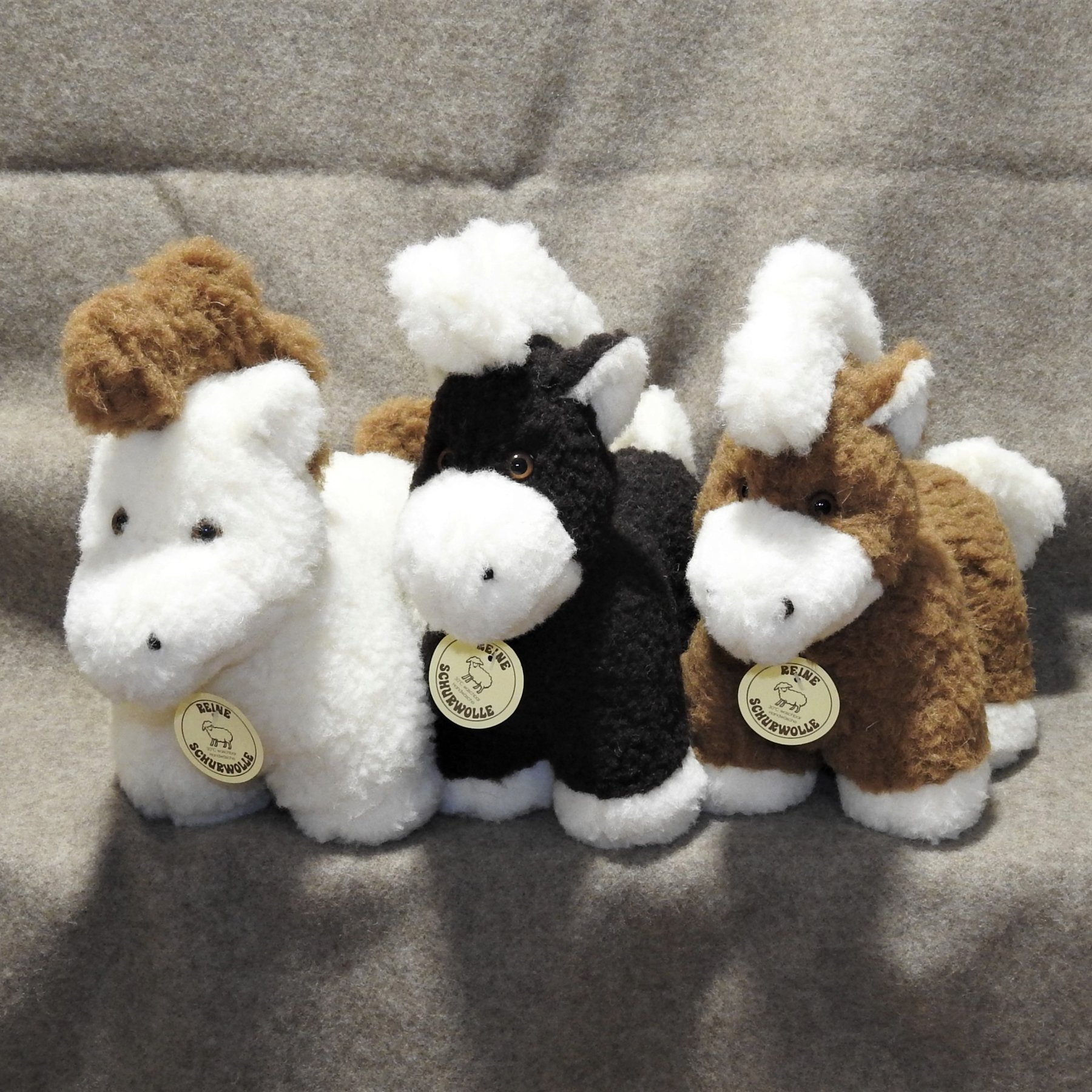 Schafwoll-Kuscheltier Punker Pony dreier Schafwoll-Kuscheltier Punker Pony dreier
