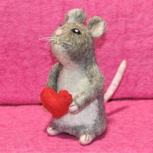 Schafwoll-Filz_Eierwaermer_Maus_mit_rotem_Herz_