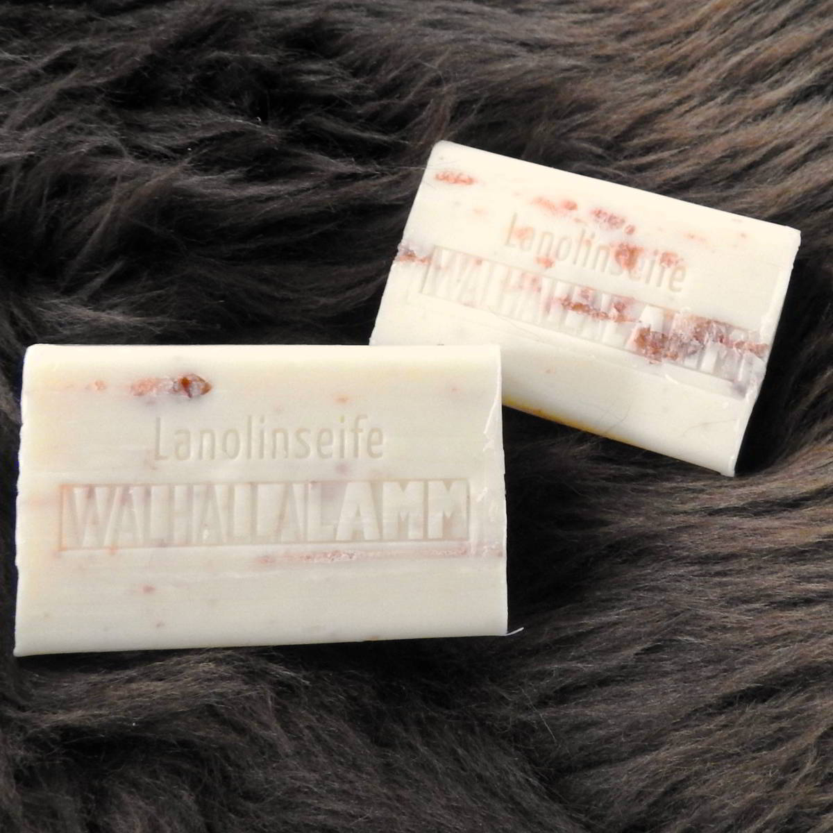 Lanolinseife Sandelholz auf braunem Schaffell