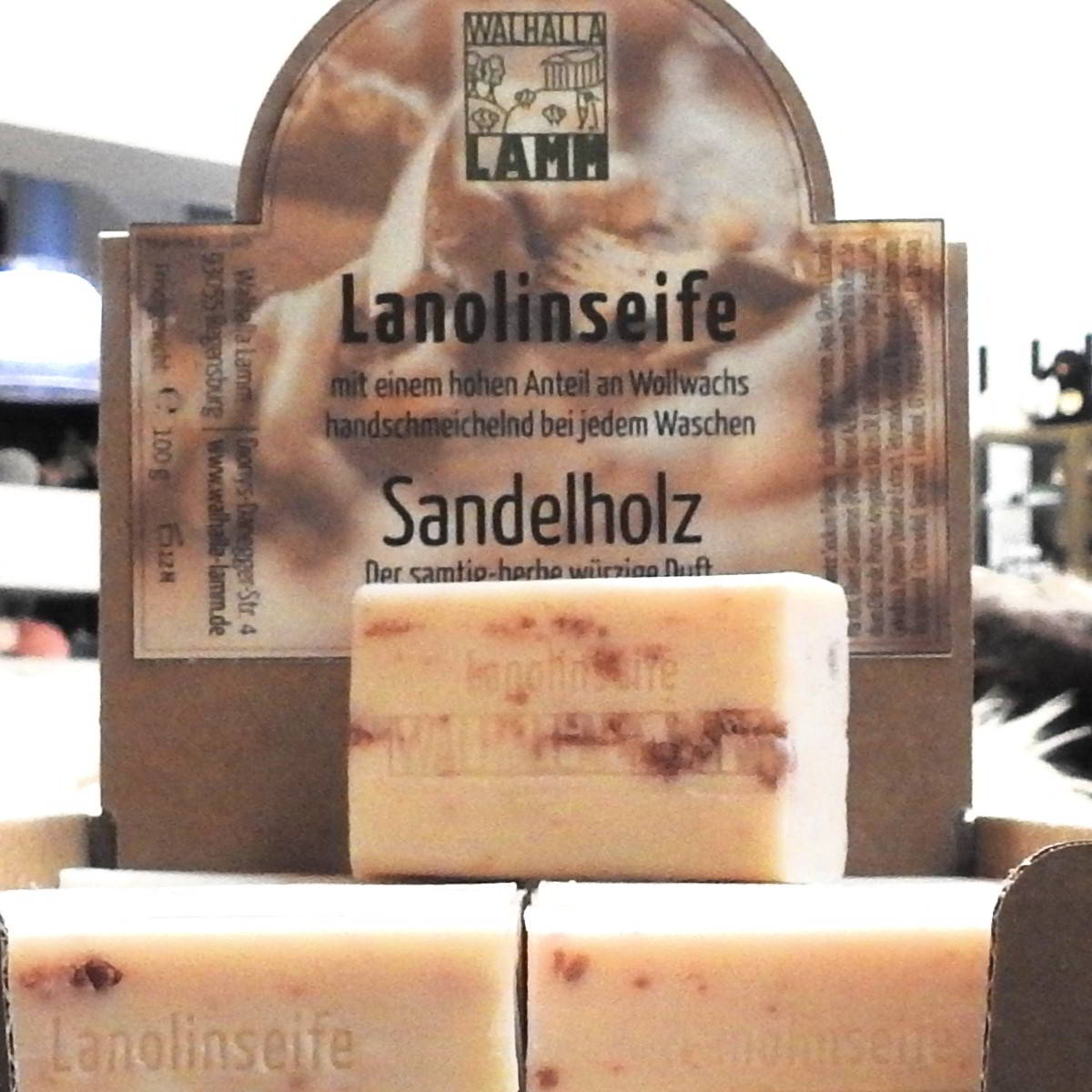 Lanolinseife Sandelholz im Verkaufsdisplay