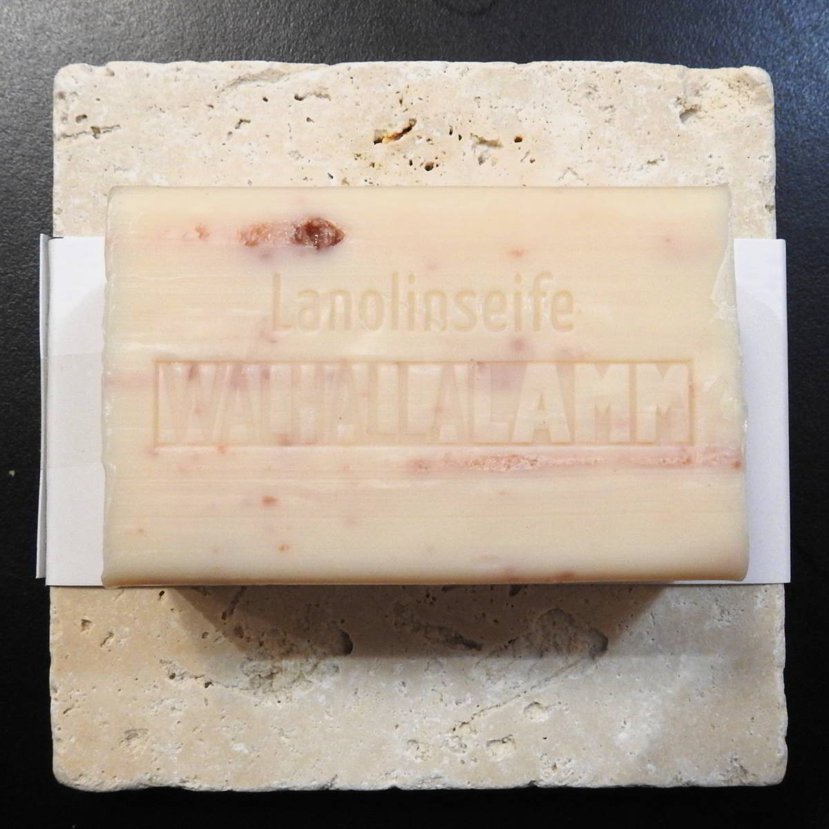 Lanolinseife Sandelholz auf Travertinstein