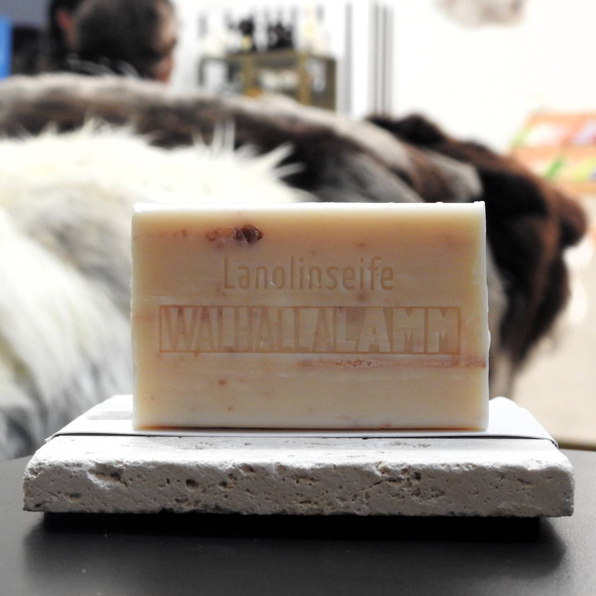 Lanolinseife Sandelholz auf Travertinstein