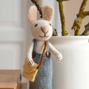 Schafwoll-Filz-Figur Hase mit Tasche und gestrickter Latzhose