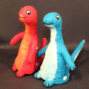 Schafwoll-Filz-Eierwaermer Dinosaurier rot und blau
