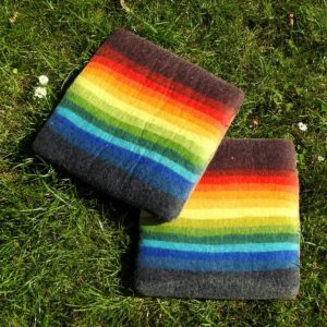 Schafwollfilz Sitzauflage Regenbogen quadratisch