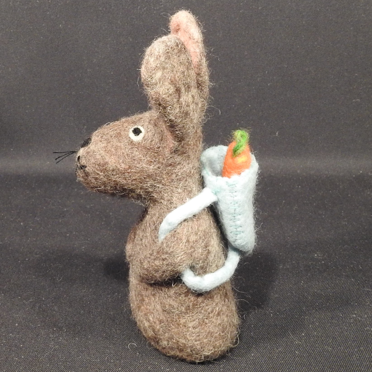 Schafwoll-Filz-Eierwaermer Hase mit Rucksack mit Karotten braun