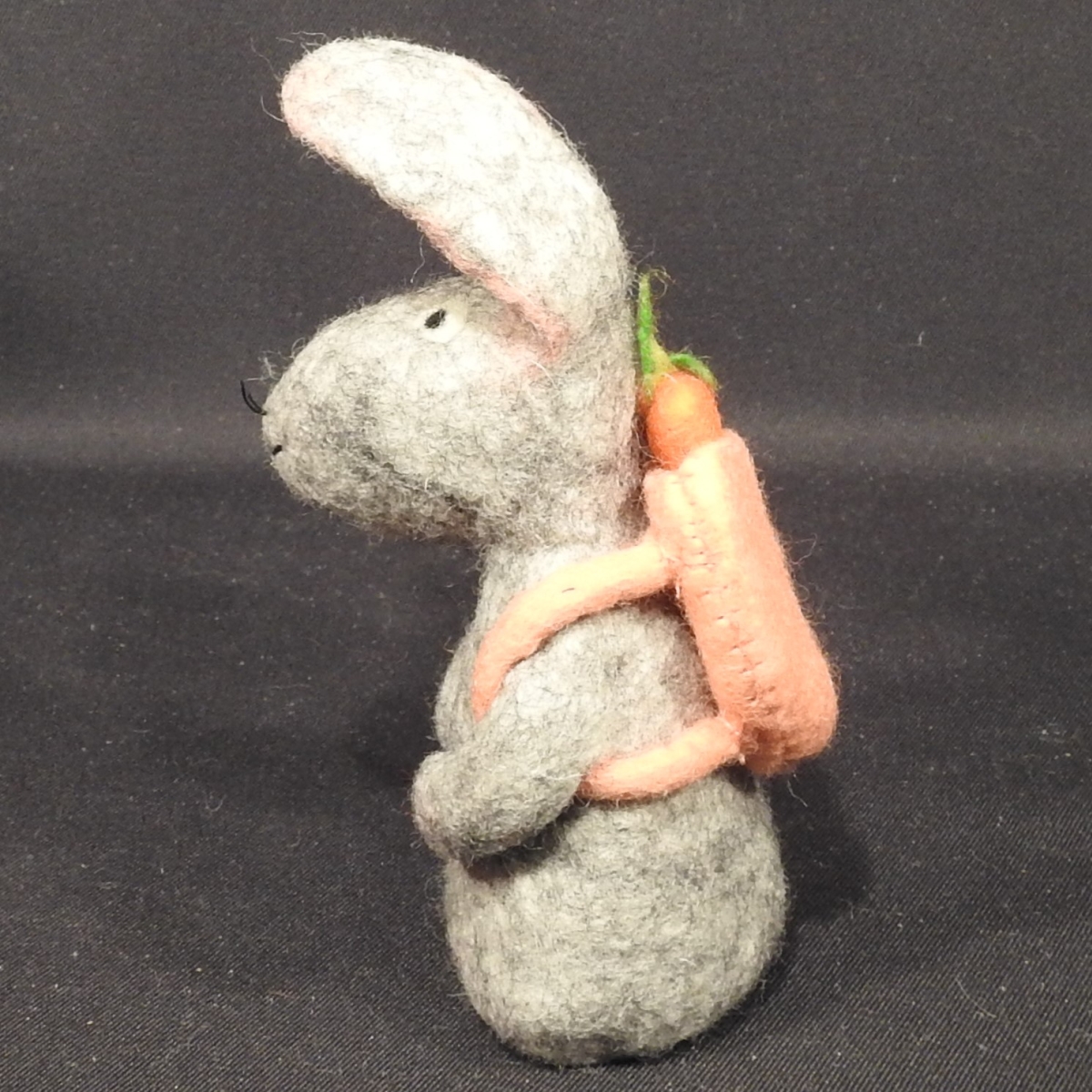 Schafwoll-Filz-Eierwaermer Hase mit Rucksack mit Karotten grau