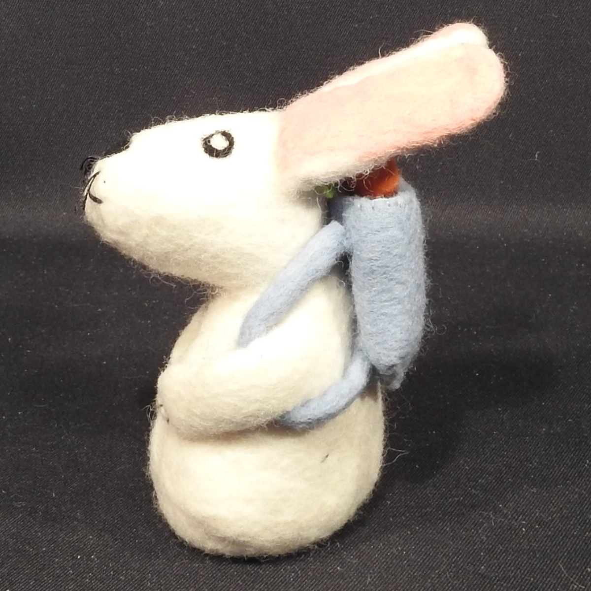 Schafwoll-Filz-Eierwaermer Hase mit Rucksack mit Karotten weiß