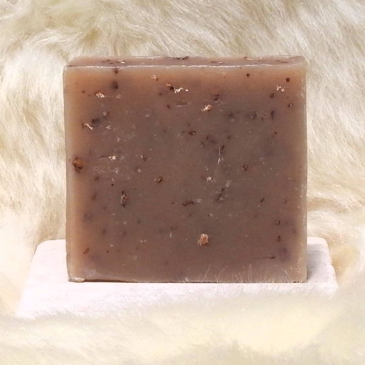 Pflanzenoelseife Hafer-Honig quadratisch handgesiedete Naturseife auf Travertin