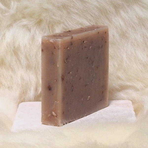 Pflanzenoelseife Hafer-Honig quadratisch handgesiedete Naturseife auf Travertin