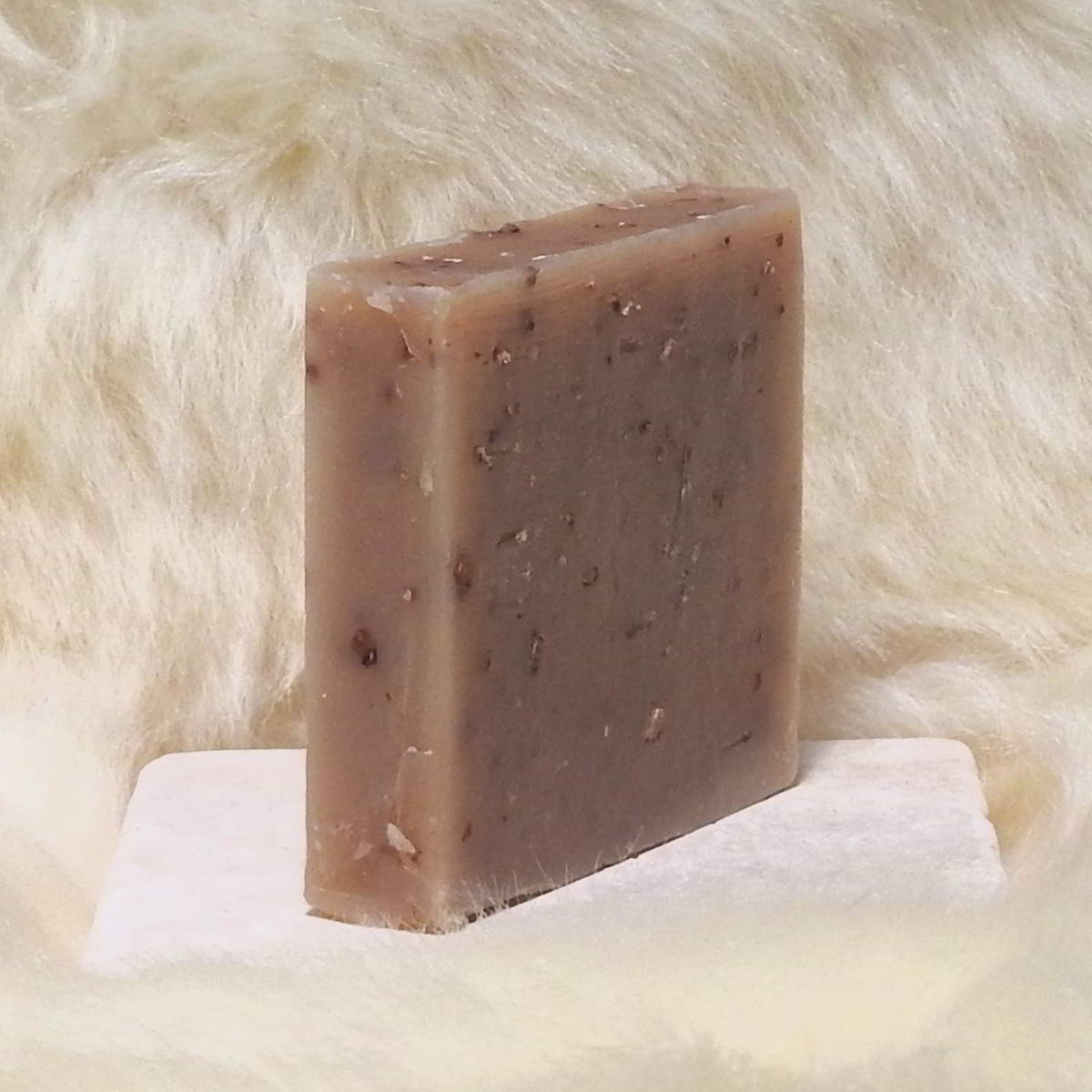 Pflanzenoelseife Hafer-Honig quadratisch handgesiedete Naturseife auf Travertin