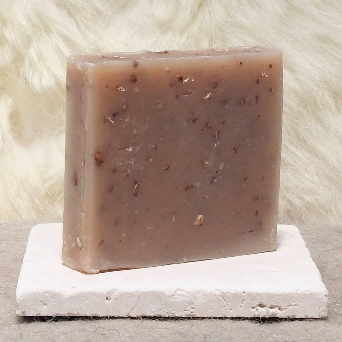 Pflanzenoelseife Hafer-Honig quadratisch handgesiedete Naturseife auf Travertin