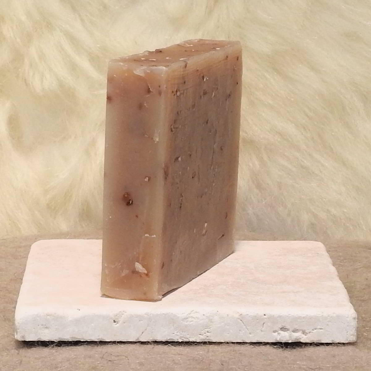 Pflanzenoelseife Hafer-Honig quadratisch handgesiedete Naturseife auf Travertin