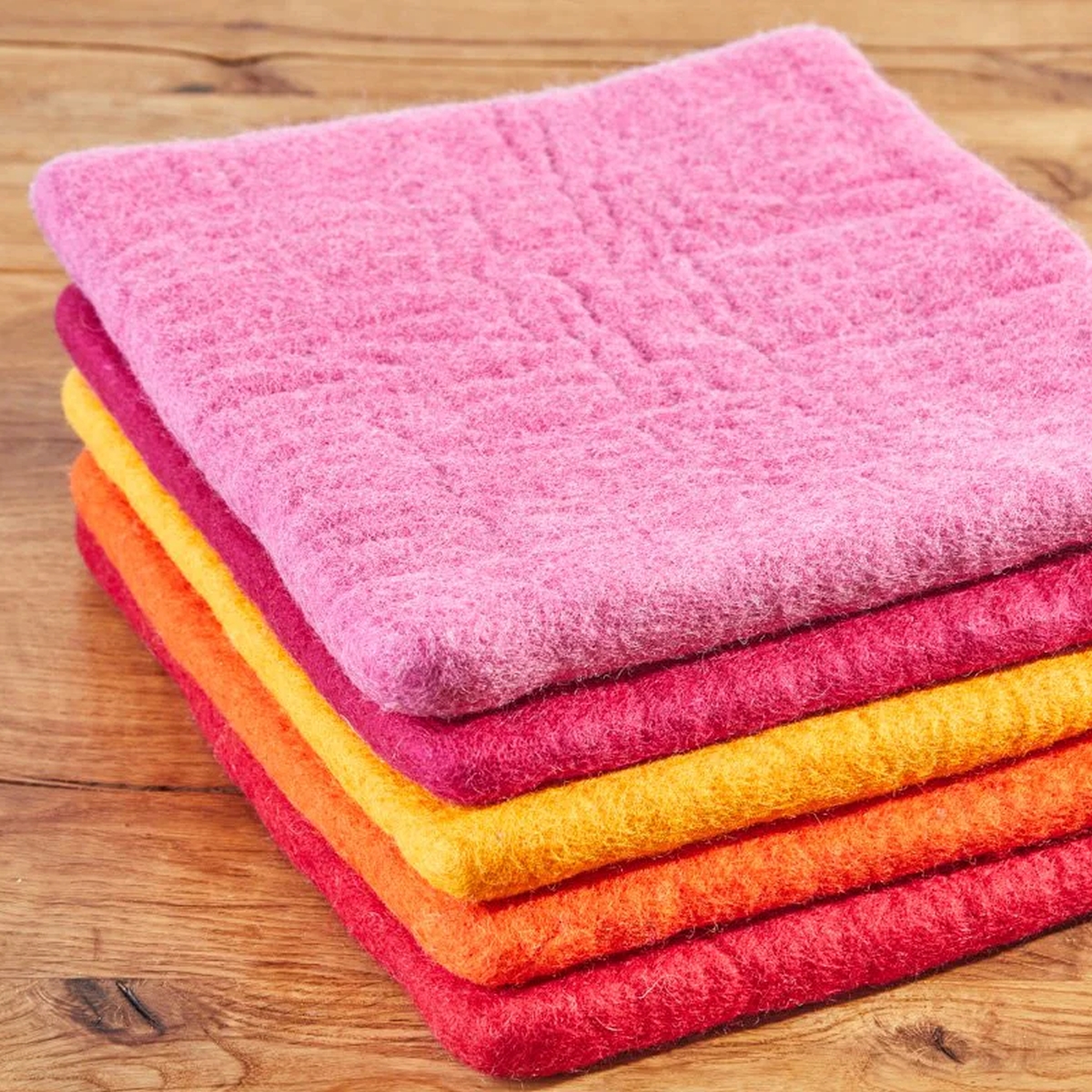 Schafwoll-Filz Sitzauflage quadratisch Stapel Beerentöne