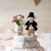 Schafwoll-Filz-Figur Braut im Brautkleid und Bräutigam im Hochzeits-Anzug auf Torte Brautpaar Hochzeit
