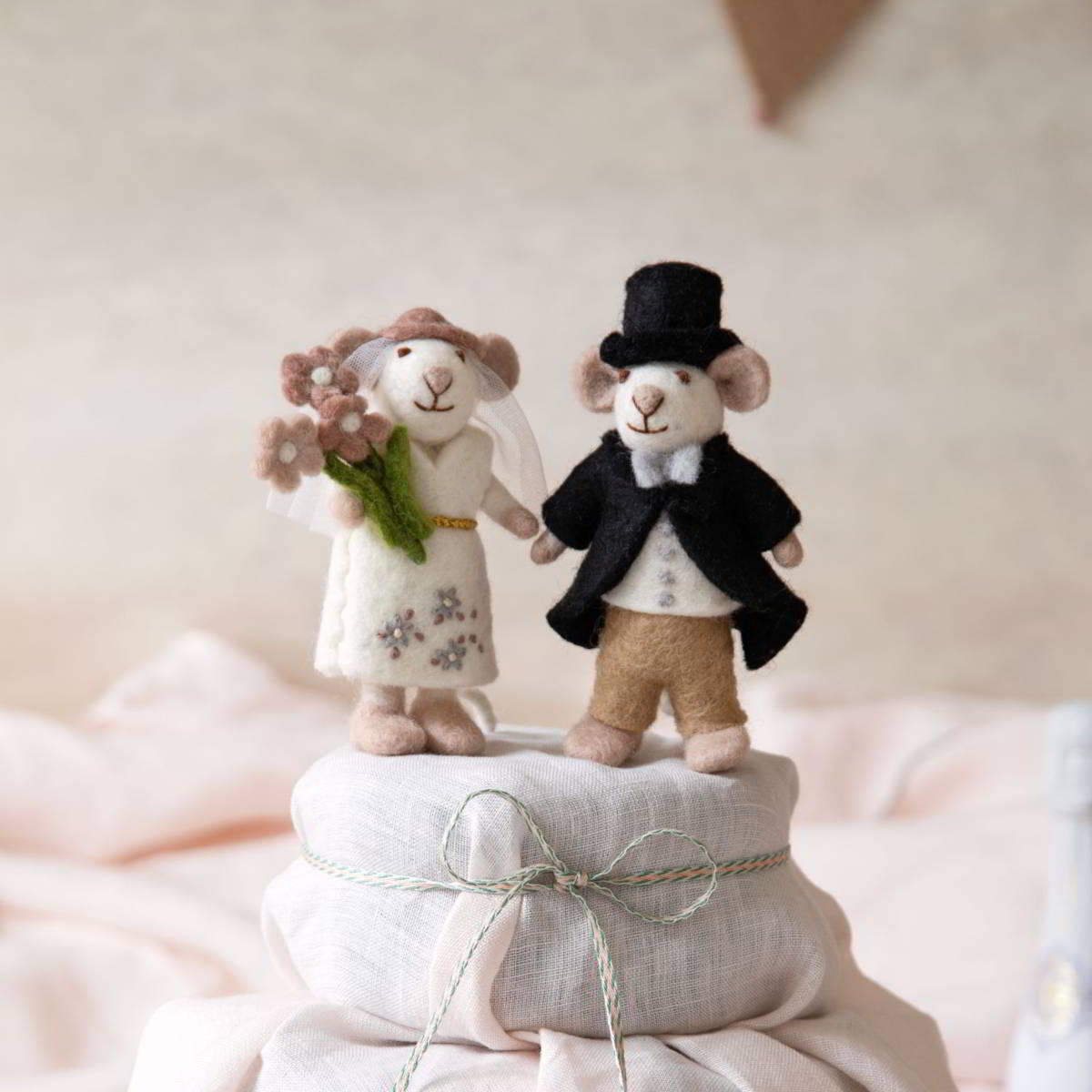Schafwoll-Filz-Figur Braut im Brautkleid und Bräutigam im Hochzeits-Anzug auf Torte Brautpaar Hochzeit
