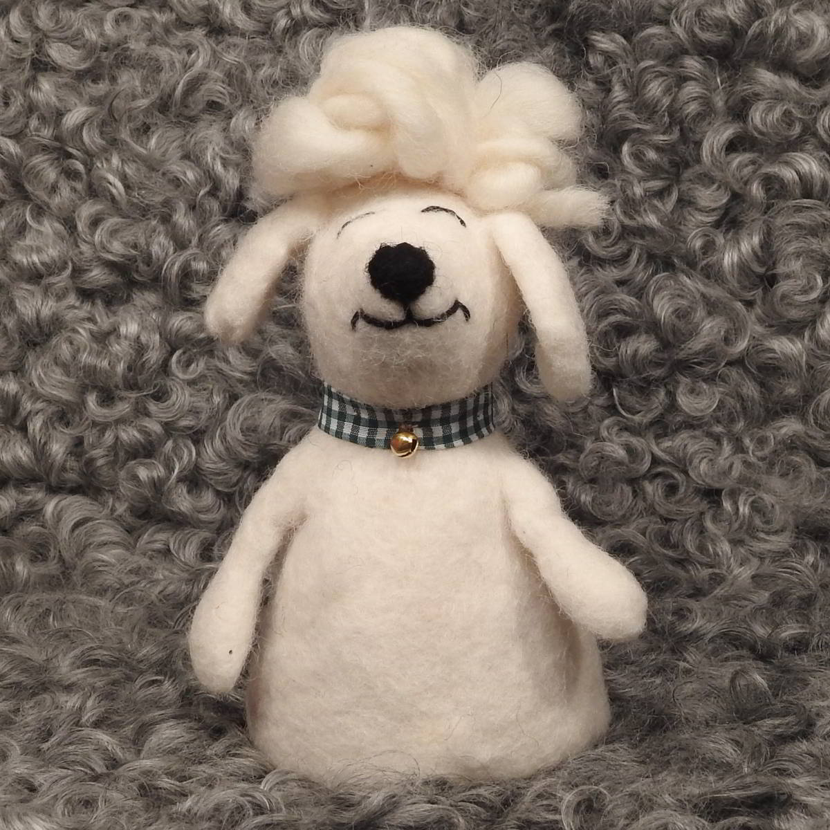Schafwoll-Filz Eierwaermer Hund mit Wuschelkopf, Karo-Halsband und Glocke