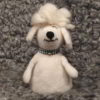Schafwoll-Filz Eierwaermer Hund mit Wuschelkopf, Karo-Halsband und Glocke