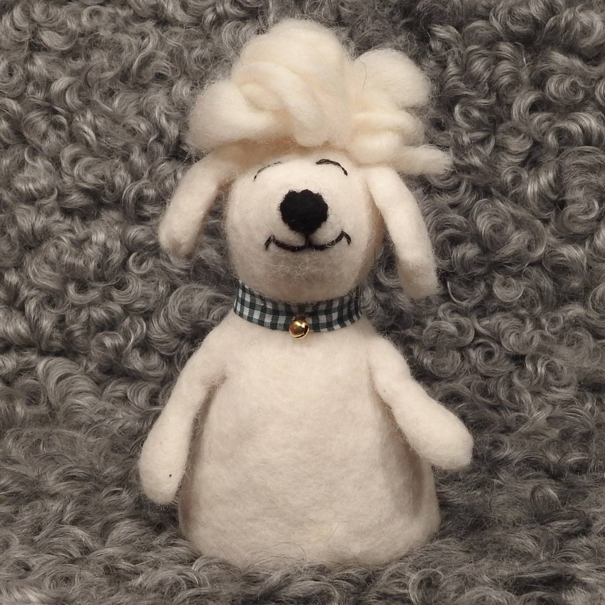 Schafwoll-Filz Eierwaermer Hund mit Wuschelkopf, Karo-Halsband und Glocke