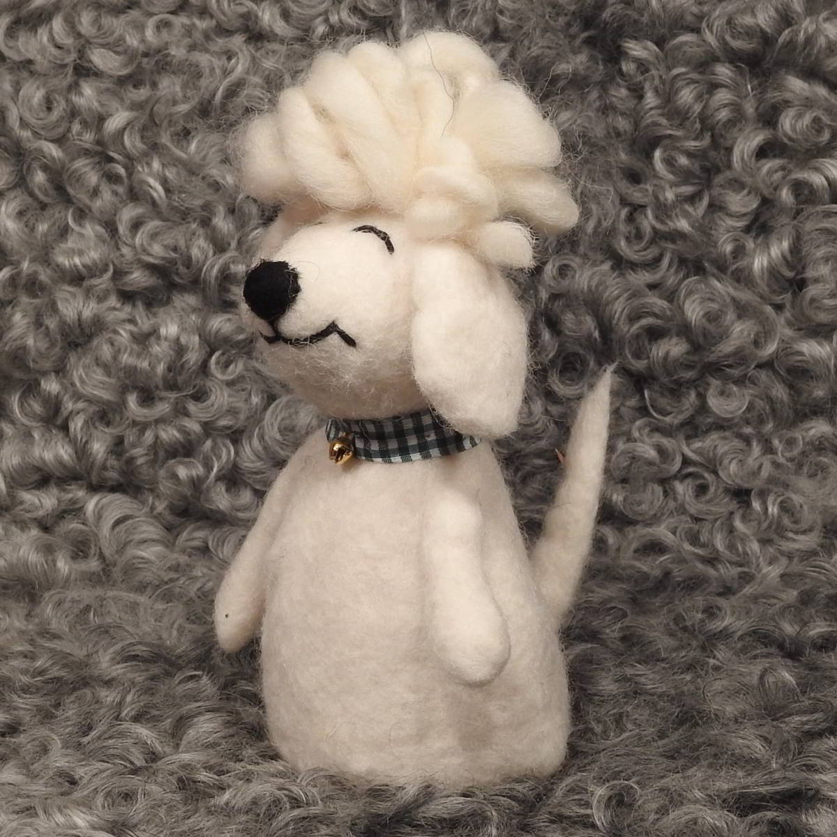 Schafwoll-Filz Eierwaermer Hund mit Wuschelkopf, Karo-Halsband und Glocke