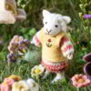 Schafwoll-Filz-Figur Schafmädchen mit Gießkanne und Blumen
