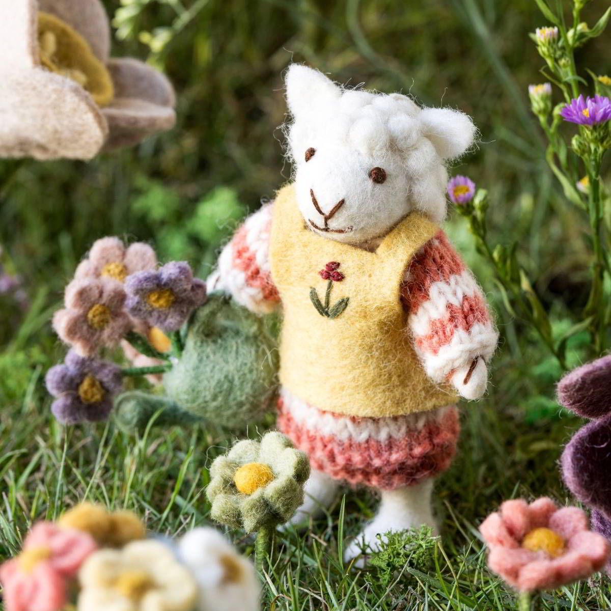 Schafwoll-Filz-Figur Schafmädchen mit Gießkanne und Blumen